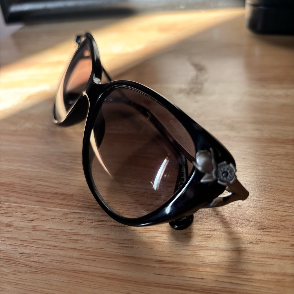 Coach Woman’s Black Tea Rose Sunglasses. Cat Eye Shape - Picture 5 of 14